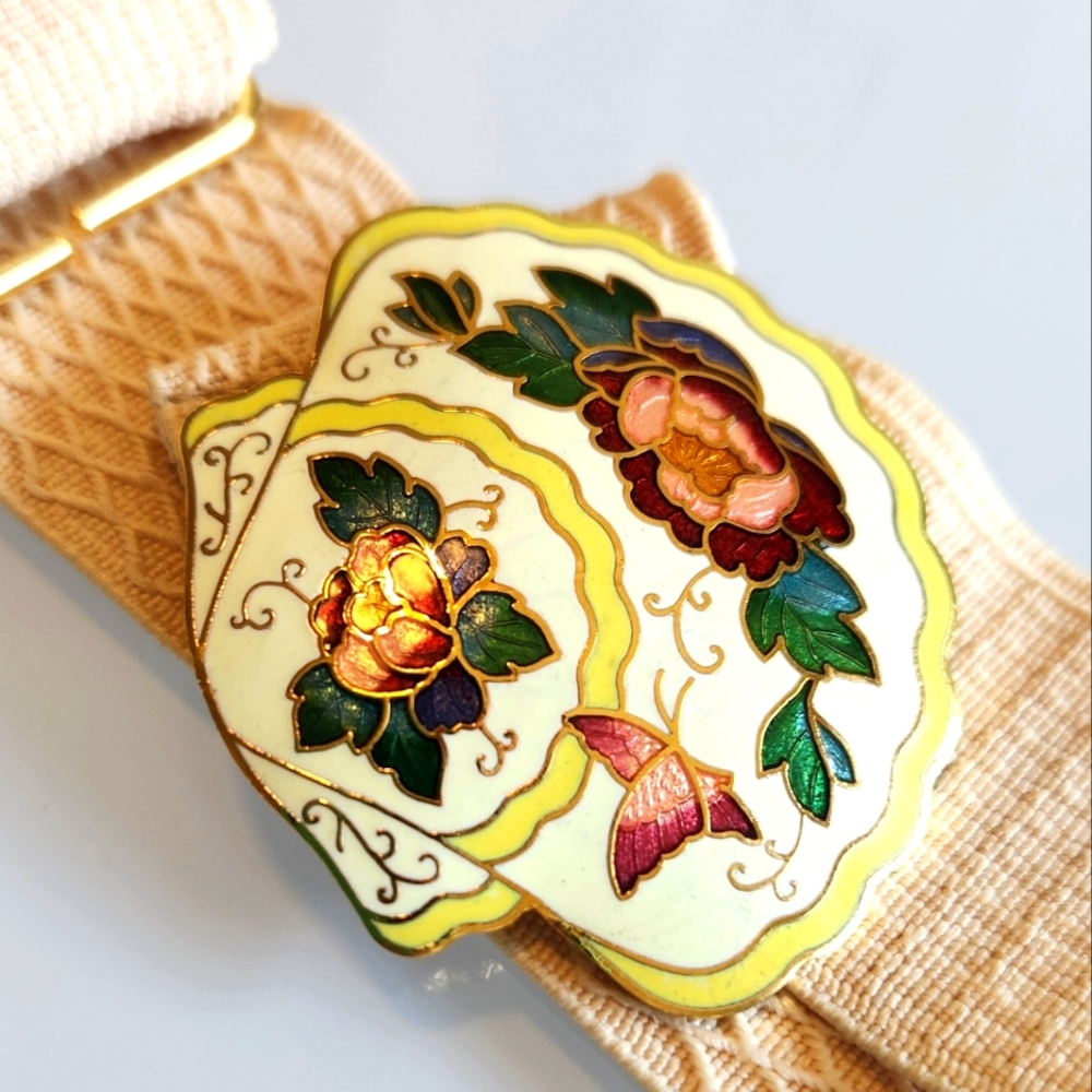 Vintage Enamel Shell beltbuckle Yellow and decorative flowers.